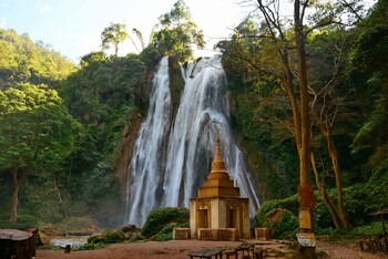 В Мьянме турист из РФ упал со 120-метрового водопада 