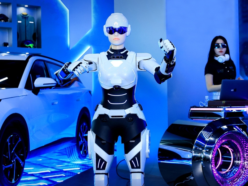 Знакомьтесь, Mornine: робот-андроид на саммите Omoda и Jaecoo в Уху презентовал автомобиль