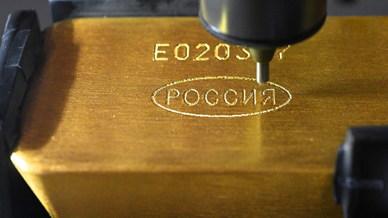 Экономист оценил риски и выгоды увеличения золотых запасов России