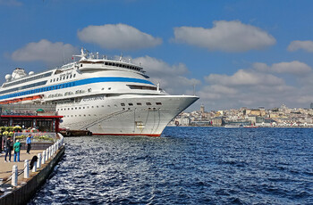 Лайнер Astoria Grande успешно зашёл в порт Стамбула
