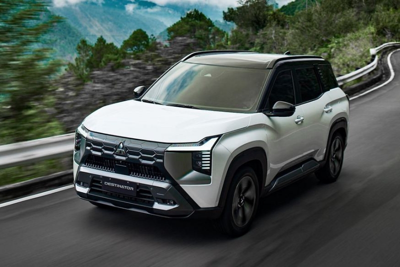 Семиместный кроссовер Mitsubishi Destinator: теперь и леворульная версия