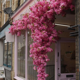 Цветочное оформление искусственными цветами: элегантность и практичность для бизнеса