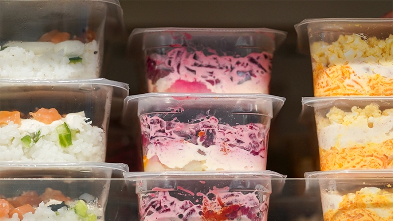 Торговле хотят запретить реализовывать готовую еду из продуктов с истекающим сроком годности