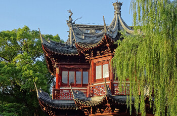 В Китае турист случайно поджёг древний храм 