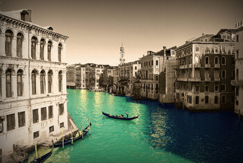 В Венеции экоактивисты окрасили воду в Большом канале