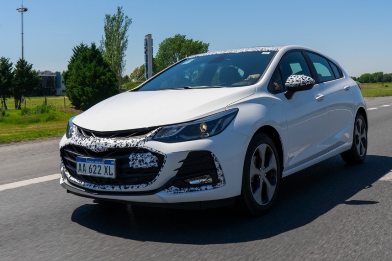 Chevrolet Cruze не собирается на покой: модель снова получит «подогретую» версию