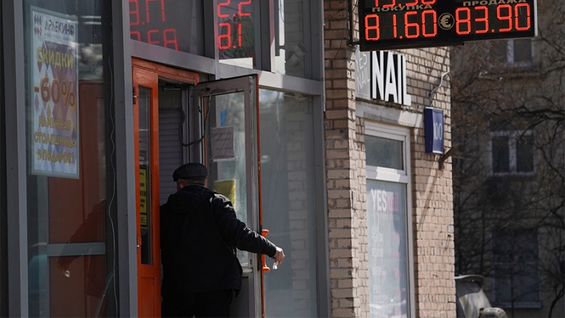 Курс евро превысил 83 рубля впервые с 5 ноября