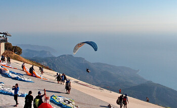 В Турции три парапланериста столкнулись в воздухе и упали в море